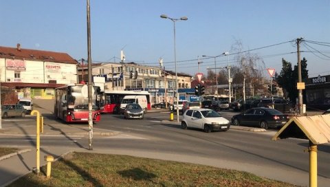 КРЕНИ, СТАНИ - ДО МАЛОГ МОКРОГ ЛУГА: Раскрсница Булевара краља Александра и Устаничке улице мука за возаче због сужења коловоза КРЕНИ, СТАНИ - ДО МАЛОГ МОКРОГ ЛУГА: Раскрсница Булевара краља Александра и Устаничке улице мука за возаче због сужења коловоза