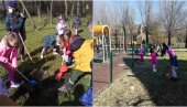 ИМАМО САМО ЈЕДНУ ПЛАНЕТУ ЗЕМЉУ: Малишани у Житишту садили саднице и уређивали простор ИМАМО САМО ЈЕДНУ ПЛАНЕТУ ЗЕМЉУ: Малишани у Житишту садили саднице и уређивали простор