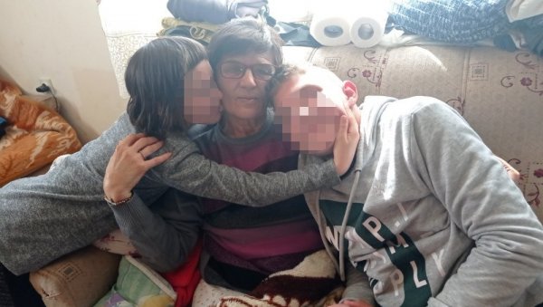 ХТЕЛИ СУ НА СИЛУ ДА ОДУЗМУ ДЕЦУ ОД БАКЕ: Заштитник грађана огласио се о случају који је изазвао реакцију јавности (ФОТО) ХТЕЛИ СУ НА СИЛУ ДА ОДУЗМУ ДЕЦУ ОД БАКЕ: Заштитник грађана огласио се о случају који је изазвао реакцију јавности (ФОТО)