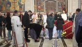 ХВАЛИ ТИ ВОЉЕНИ ВЛАДИКО: Херцеговина тугује, опрашта се од епископа Атанасија (ФОТО) ХВАЛИ ТИ ВОЉЕНИ ВЛАДИКО: Херцеговина тугује, опрашта се од епископа Атанасија (ФОТО)