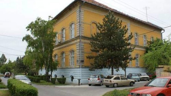 ШКОЛЕ ДОБИЛЕ НОВА ВРАТА И ПРОЗОРЕ: У Суботици одржан скуп посвећен енергетској ефикасности ШКОЛЕ ДОБИЛЕ НОВА ВРАТА И ПРОЗОРЕ: У Суботици одржан скуп посвећен енергетској ефикасности