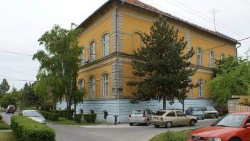 ШКОЛЕ ДОБИЛЕ НОВА ВРАТА И ПРОЗОРЕ: У Суботици одржан скуп посвећен енергетској ефикасности ШКОЛЕ ДОБИЛЕ НОВА ВРАТА И ПРОЗОРЕ: У Суботици одржан скуп посвећен енергетској ефикасности