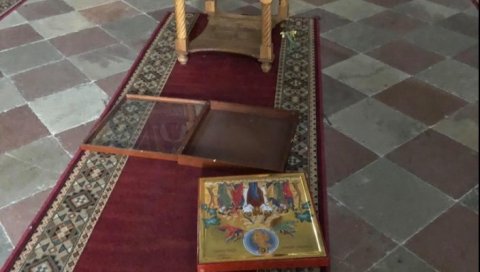 РАЗВАЉЕНА ВРАТА, РАЗБАЦАНЕ ИКОНЕ: Опљачкана православна црква у Шибенику РАЗВАЉЕНА ВРАТА, РАЗБАЦАНЕ ИКОНЕ: Опљачкана православна црква у Шибенику