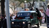 САХРАНА ВЛАДИКЕ АТАНАСИЈА: Велики број верника испраћа умировљеног епископа до манастира Тврдош (ФОТО) САХРАНА ВЛАДИКЕ АТАНАСИЈА: Велики број верника испраћа умировљеног епископа до манастира Тврдош (ФОТО)