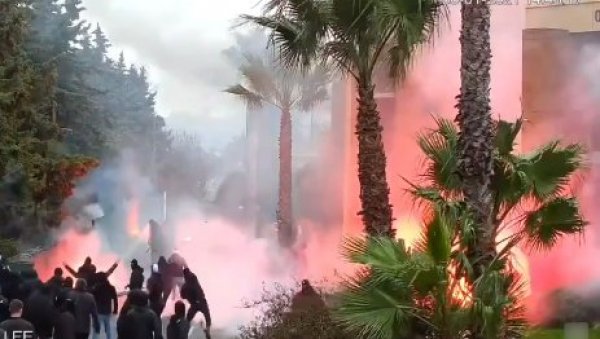 ИСПЛИВАО НОВИ СНИМАК ВАРВАРСКОГ ДИВЉАЊА: Погледајте дивљање навијача Марсеја које су забележиле безбедоносне камере (ВИДЕО) ИСПЛИВАО НОВИ СНИМАК ВАРВАРСКОГ ДИВЉАЊА: Погледајте дивљање навијача Марсеја које су забележиле безбедоносне камере (ВИДЕО)