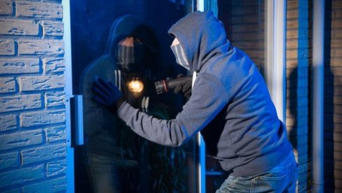 MIRIJEVO NA METI LOPOVA - ČUVAJTE SE: Jutros mi jedan s kapuljačom bio na vratima, kucao i sakrio se uza zid! (FOTO) MIRIJEVO NA METI LOPOVA - ČUVAJTE SE: Jutros mi jedan s kapuljačom bio na vratima, kucao i sakrio se uza zid! (FOTO)