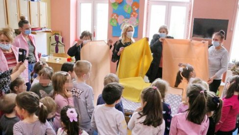 НАШ ОСМЕХ МАЛИШАНИМА ИЗ ПОЛЕТАРЦА: Удружење из Сечња предшколској установи уручило 40 комплета постељина за креветиће НАШ ОСМЕХ МАЛИШАНИМА ИЗ ПОЛЕТАРЦА: Удружење из Сечња предшколској установи уручило 40 комплета постељина за креветиће