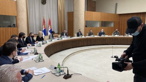 ВУЧИЋ ЗАКАЗАО ХИТНУ СЕДНИЦУ САВЕТА ЗА НАЦИОНАЛНУ БЕЗБЕДНОСТ: Позвани и команданти свих специјалних јединица Војске Србије ВУЧИЋ ЗАКАЗАО ХИТНУ СЕДНИЦУ САВЕТА ЗА НАЦИОНАЛНУ БЕЗБЕДНОСТ: Позвани и команданти свих специјалних јединица Војске Србије
