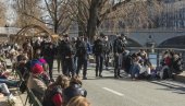 НЕ ХАЈУ ЗА КОРОНУ: Масовно кршење мера у Паризу, пуне улице и шеталишта НЕ ХАЈУ ЗА КОРОНУ: Масовно кршење мера у Паризу, пуне улице и шеталишта