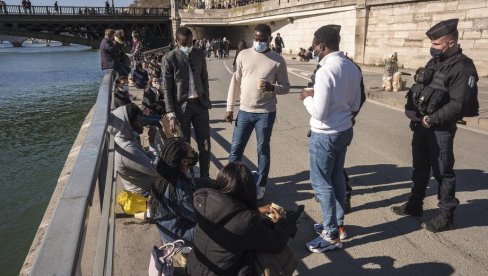 ФРАНЦУЗИ НЕ ПОШТУЈУ МЕРЕ: Полиција данас растеривала људе са обале Сене (ФОТО) ФРАНЦУЗИ НЕ ПОШТУЈУ МЕРЕ: Полиција данас растеривала људе са обале Сене (ФОТО)