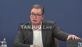 VUČIĆ POKAZAO TRI KNJIGE: Istina o ubistvu Olivera Ivanovića izlazi na videlo VUČIĆ POKAZAO TRI KNJIGE: Istina o ubistvu Olivera Ivanovića izlazi na videlo