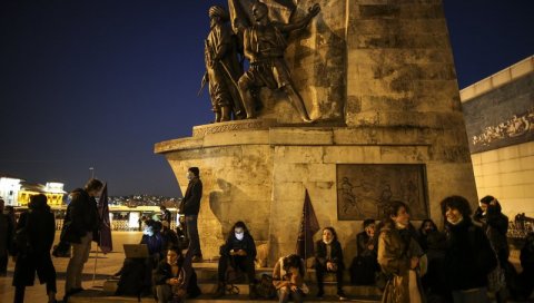 ЉУДИ НА УЛИЦАМА ИСТАНБУЛА: Прва субота без полицијског часа од децембра ЉУДИ НА УЛИЦАМА ИСТАНБУЛА: Прва субота без полицијског часа од децембра