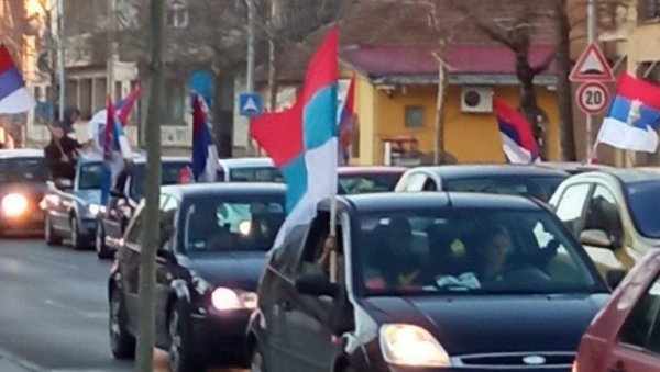 ЛУДИЛО НА УЛИЦАМА НИКШИЋА: Грађани славе, изашли да испрате ДПС у прошлост (ФОТО/ВИДЕО) ЛУДИЛО НА УЛИЦАМА НИКШИЋА: Грађани славе, изашли да испрате ДПС у прошлост (ФОТО/ВИДЕО)