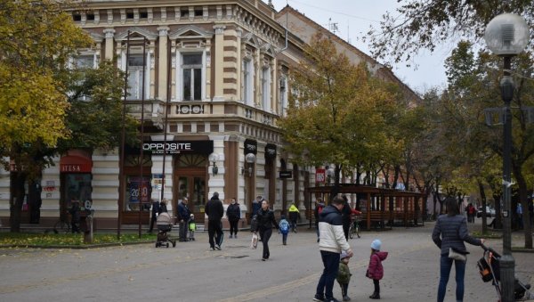 ПРИВИЛЕГИЈЕ ГДЕ ОДЈЕКУЈЕ ДЕЧЈА ГРАЈА: Град Кикинда увешће нове мере за помоћ породицама са три и више малишана ПРИВИЛЕГИЈЕ ГДЕ ОДЈЕКУЈЕ ДЕЧЈА ГРАЈА: Град Кикинда увешће нове мере за помоћ породицама са три и више малишана