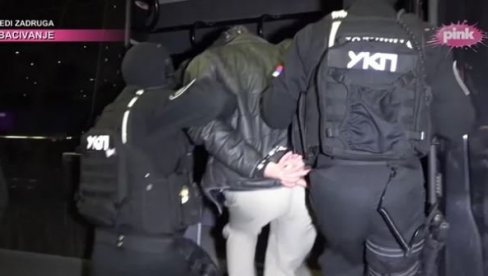 PRIKAZANI EKSKLUZIVNI SNIMCI: Pogledajte kako je na aerodromu pao bliski saradnik Veljka Belivuka (VIDEO) PRIKAZANI EKSKLUZIVNI SNIMCI: Pogledajte kako je na aerodromu pao bliski saradnik Veljka Belivuka (VIDEO)