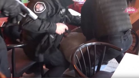 LEZI DOLE! IMAŠ LI NEŠTO NEDOZVOLJENO? Novi snimak privođenja Kajmakovića, evo kako se ponašao Aca Bosanac kada mu je policija upala u lokal! LEZI DOLE! IMAŠ LI NEŠTO NEDOZVOLJENO? Novi snimak privođenja Kajmakovića, evo kako se ponašao Aca Bosanac kada mu je policija upala u lokal!