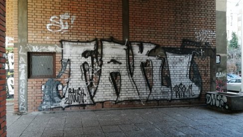 ŠARALI HULIGANI PLAĆAJU STANARI: Komunalna milicija kaznila građane jer je njihova zgrada u Ulici 27. marta prekrivena grafitima ŠARALI HULIGANI PLAĆAJU STANARI: Komunalna milicija kaznila građane jer je njihova zgrada u Ulici 27. marta prekrivena grafitima