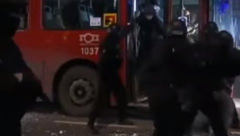 ЖАНДАРМЕРИЈА УПАЛА У АУТОБУС НА ЛИНИЈИ 861! Филмска акција у Београду: Хапшење наочиглед путника (ВИДЕО) ЖАНДАРМЕРИЈА УПАЛА У АУТОБУС НА ЛИНИЈИ 861! Филмска акција у Београду: Хапшење наочиглед путника (ВИДЕО)