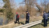 ФОТОГРАФИЈЕ СА ЛИЦА МЕСТА: Полиција пронашла ауто у Морави, и даље се не зна где је возач! (ФОТО/ВИДЕО) ФОТОГРАФИЈЕ СА ЛИЦА МЕСТА: Полиција пронашла ауто у Морави, и даље се не зна где је возач! (ФОТО/ВИДЕО)