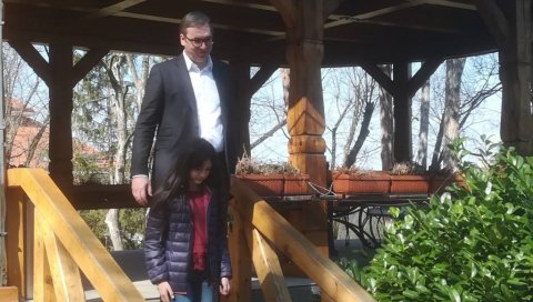 ВУЧИЋ У ВИЛИ МИР СА СРПСКОМ ХЕРОИНОМ: Биљана је заслужила више од Оскара, поносан сам што сам је угостио (ФОТО/ВИДЕО) ВУЧИЋ У ВИЛИ МИР СА СРПСКОМ ХЕРОИНОМ: Биљана је заслужила више од Оскара, поносан сам што сам је угостио (ФОТО/ВИДЕО)