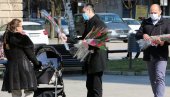 РУЖЕ ЗА ДАМЕ: Градоначелник Смедерева суграђанкама честитао празник (ФОТО) РУЖЕ ЗА ДАМЕ: Градоначелник Смедерева суграђанкама честитао празник (ФОТО)