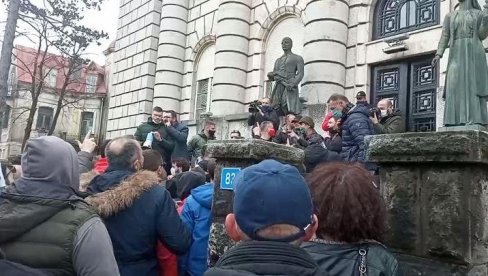 NOVI INCIDENT NA CETINJU: Napadnuta zgrada Ministarstva kulture, letele kamenice zbog crnogorskog jezika NOVI INCIDENT NA CETINJU: Napadnuta zgrada Ministarstva kulture, letele kamenice zbog crnogorskog jezika