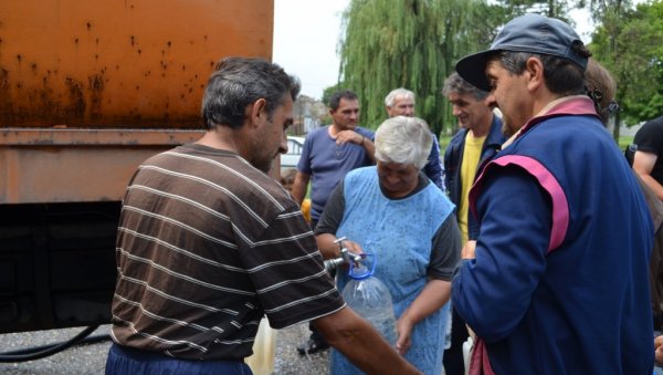 МАЛИ ЖАМ ДВА ДАНА БЕЗ ВОДЕ: Док трају радови на мрежи, у центру села биће постављена цистерна МАЛИ ЖАМ ДВА ДАНА БЕЗ ВОДЕ: Док трају радови на мрежи, у центру села биће постављена цистерна