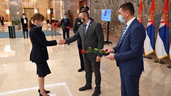 МИНИСТАР ВУЛИН: Без жена свет би био не само несрећнији и несигурнији, већ не би био вредан живљења (ФОТО) МИНИСТАР ВУЛИН: Без жена свет би био не само несрећнији и несигурнији, већ не би био вредан живљења (ФОТО)