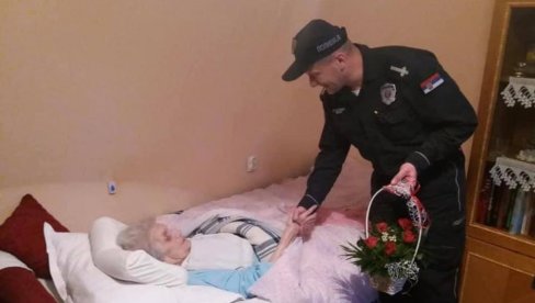 ГЕСТ ПОЛИЦАЈАЦА ИЗ ВРБАСА ОДУШЕВИО СВЕ: На Дан жена обишли најстарију становницу овог града (ФОТО) ГЕСТ ПОЛИЦАЈАЦА ИЗ ВРБАСА ОДУШЕВИО СВЕ: На Дан жена обишли најстарију становницу овог града (ФОТО)