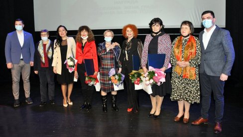 ЗАСЛУЖНА ЖЕНА: Поводом 8 марта, у Бијељини додељена признања ЗАСЛУЖНА ЖЕНА: Поводом 8 марта, у Бијељини додељена признања