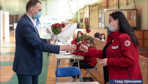 CVET ZA MEDICINSKE RADNICE I VOLONTERKE: Gradonačelnik Zrenjanina posetio sugrađanke na punktu za vakcinaciju CVET ZA MEDICINSKE RADNICE I VOLONTERKE: Gradonačelnik Zrenjanina posetio sugrađanke na punktu za vakcinaciju