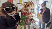 ДАН ЖЕНА У СЛИКАМА: Београђани дамама традиционално највише куповали цвеће (ФОТО) ДАН ЖЕНА У СЛИКАМА: Београђани дамама традиционално највише куповали цвеће (ФОТО)