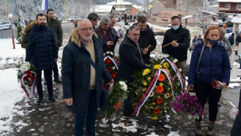 ПОМЕН НА ВЕЧНОЈ СТРАЖИ: Обележено 28 година од страдања Дервенћана, бораца Војске РС у Власеници ПОМЕН НА ВЕЧНОЈ СТРАЖИ: Обележено 28 година од страдања Дервенћана, бораца Војске РС у Власеници