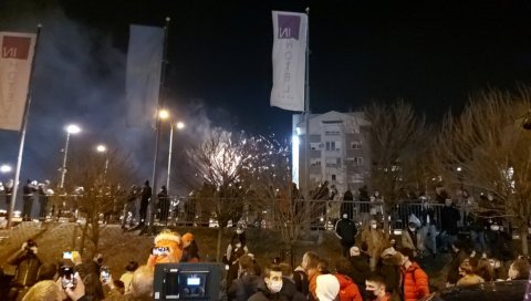 ВАТРОМЕТ И КВИН ЗА НОЛЕТА: Спектакуларан дочек за најбољег тенисера света свих времена (ВИДЕО) ВАТРОМЕТ И КВИН ЗА НОЛЕТА: Спектакуларан дочек за најбољег тенисера света свих времена (ВИДЕО)