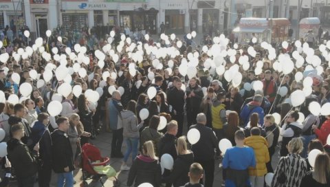 ПОТРЕСАН ОПРОШТАЈ ОД УРОША (19): Стотине белих балона полетело у небо за трагично настрадалог пријатеља ПОТРЕСАН ОПРОШТАЈ ОД УРОША (19): Стотине белих балона полетело у небо за трагично настрадалог пријатеља