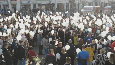 ПОТРЕСАН ОПРОШТАЈ ОД УРОША (19): Стотине белих балона полетело у небо за трагично настрадалог пријатеља ПОТРЕСАН ОПРОШТАЈ ОД УРОША (19): Стотине белих балона полетело у небо за трагично настрадалог пријатеља