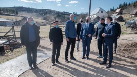 ПРЕДНОСТ ДОМАЋИМ ПРОИЗВОЂАЧИМА: Премијер и председник Скупштине посетили Унију сточара Црне Горе ПРЕДНОСТ ДОМАЋИМ ПРОИЗВОЂАЧИМА: Премијер и председник Скупштине посетили Унију сточара Црне Горе