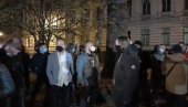 KUPITE VAKCINE: Besni građani protestuju ispred zgrade Vlade Kantona Sarajevo KUPITE VAKCINE: Besni građani protestuju ispred zgrade Vlade Kantona Sarajevo
