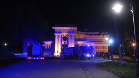 ПЛАМЕН ЈЕ ЗАХВАТИО ПРОСТОРИЈУ СА РЕГИСТРАТОРИМА: Локализован пожар у Павиљону Цвијета Зузорић, дим се осећа, ватрогасци на терену (ФОТО) ПЛАМЕН ЈЕ ЗАХВАТИО ПРОСТОРИЈУ СА РЕГИСТРАТОРИМА: Локализован пожар у Павиљону Цвијета Зузорић, дим се осећа, ватрогасци на терену (ФОТО)