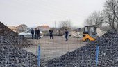 PRVE FOTOGRAFIJE SA MESTA NESREĆE: Ovde je tragično stradao radnik na koga je pala korpa! (FOTO/VIDEO) PRVE FOTOGRAFIJE SA MESTA NESREĆE: Ovde je tragično stradao radnik na koga je pala korpa! (FOTO/VIDEO)