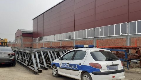 ФОТОГРАФИЈА СА МЕСТА НЕСРЕЋЕ КОД СВИЛАЈНЦА: Трагично преминулог радника ударио профил тежак тону и по ФОТОГРАФИЈА СА МЕСТА НЕСРЕЋЕ КОД СВИЛАЈНЦА: Трагично преминулог радника ударио профил тежак тону и по