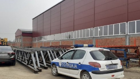 FOTOGRAFIJA SA MESTA NESREĆE KOD SVILAJNCA: Tragično preminulog radnika udario profil težak tonu i po FOTOGRAFIJA SA MESTA NESREĆE KOD SVILAJNCA: Tragično preminulog radnika udario profil težak tonu i po