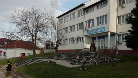 АДВОКАТ ПРЕЖИВЕО ПРАВИ ТЕРОР: Мушкарац му упао у канцеларију, водио га до банке по новац, па претукао пред Полицијском станицом у Дервенти АДВОКАТ ПРЕЖИВЕО ПРАВИ ТЕРОР: Мушкарац му упао у канцеларију, водио га до банке по новац, па претукао пред Полицијском станицом у Дервенти