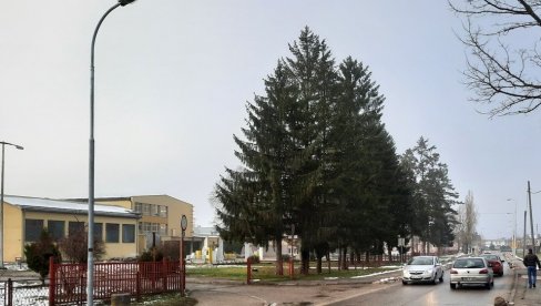 ИНЦИДЕНТ У ДЕРВЕНТИ: Средњошколци се потукли у дворишту школе - један завршио Хитној ИНЦИДЕНТ У ДЕРВЕНТИ: Средњошколци се потукли у дворишту школе - један завршио Хитној