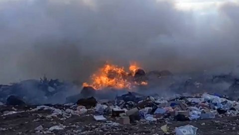 ПЛАМЕН ПРЕТИ ДА ЕКСПЛОДИРА: Од викенда букти ватра на депонији у Ковину, где се слојеви ђубрета високи 12 метара ПЛАМЕН ПРЕТИ ДА ЕКСПЛОДИРА: Од викенда букти ватра на депонији у Ковину, где се слојеви ђубрета високи 12 метара
