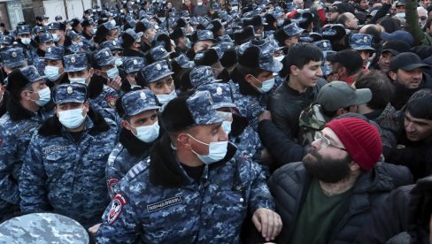 ПОЛИЦИЈА СВУДА ОКО ПАРЛАМЕНТА У ЈЕРЕВАНУ: Опозиција блокирала посланицима улаз, за сада нема сукоба ПОЛИЦИЈА СВУДА ОКО ПАРЛАМЕНТА У ЈЕРЕВАНУ: Опозиција блокирала посланицима улаз, за сада нема сукоба