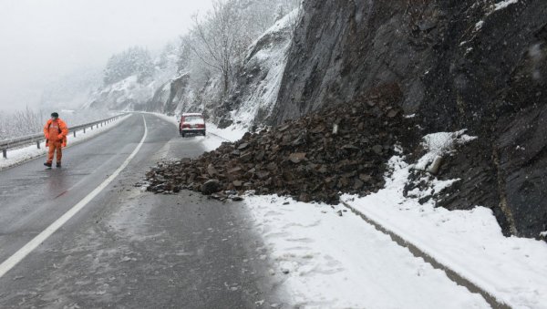 ВОЗАЧИ, ОПРЕЗ! Због осцилација у температури - велики одрон на путу Краљево - Рашка (ФОТО) ВОЗАЧИ, ОПРЕЗ! Због осцилација у температури - велики одрон на путу Краљево - Рашка (ФОТО)