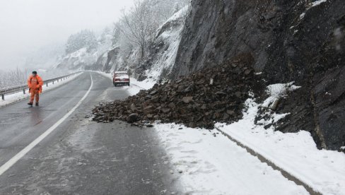 ВОЗАЧИ, ОПРЕЗ! Због осцилација у температури - велики одрон на путу Краљево - Рашка (ФОТО) ВОЗАЧИ, ОПРЕЗ! Због осцилација у температури - велики одрон на путу Краљево - Рашка (ФОТО)