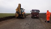 СЕКУ ШИБЉЕ И ЧИСТЕ ПУТНЕ РИГОЛЕ: Путари у Вршцу почели да уређују локалне саобраћајнице СЕКУ ШИБЉЕ И ЧИСТЕ ПУТНЕ РИГОЛЕ: Путари у Вршцу почели да уређују локалне саобраћајнице