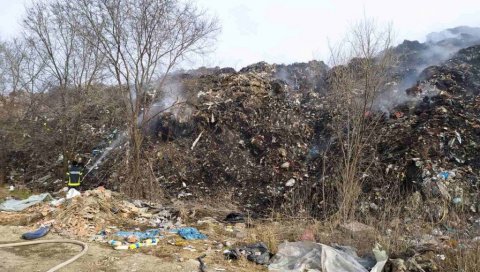 ДИМ И СМРАД И ДАЉЕ СМЕТАЈУ МЕШТАНИМА: Још није угашена ватра на депонији у Ковину - тиња од викенда ДИМ И СМРАД И ДАЉЕ СМЕТАЈУ МЕШТАНИМА: Још није угашена ватра на депонији у Ковину - тиња од викенда